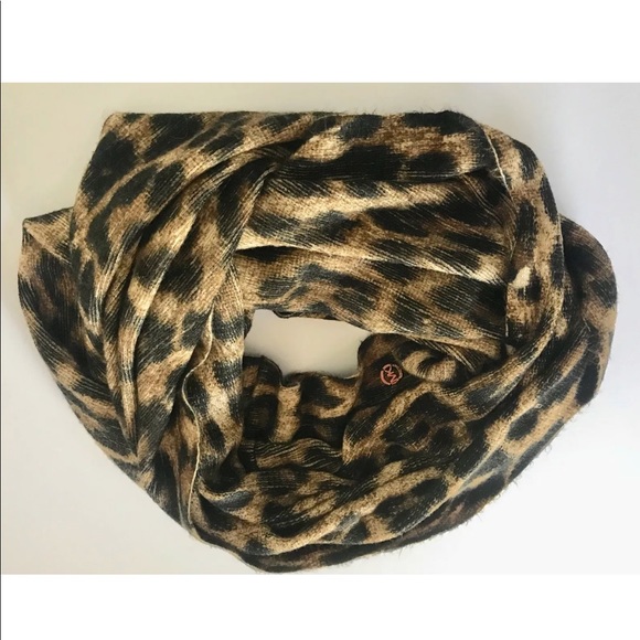 ❗️SOLD❗️Michael Kors Leopard Print Infinity Scarf - Picture 3 of 6
